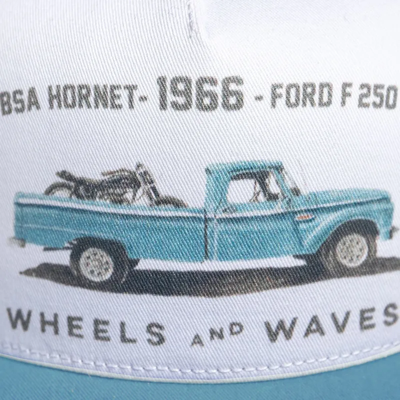 czapka-trucker-plaska-biala-i-niebieska-1966-ww23-wheels-and-waves