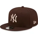 brazowa-czapka-z-daszkiem-typu-snapback-9fifty-league-essential-new-york-yankees-mlb-od-new-era