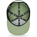 zielona-czapka-z-daszkiem-typu-snapback-z-czarnym-logo-9fifty-league-essential-new-york-yankees-mlb-od-new-era