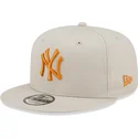 bezowa-czapka-snapback-z-plaskim-daszkiem-z-pomaranczowym-logo-9fifty-league-essential-new-york-yankees-mlb-od-new-era