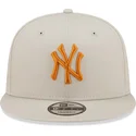 bezowa-czapka-snapback-z-plaskim-daszkiem-z-pomaranczowym-logo-9fifty-league-essential-new-york-yankees-mlb-od-new-era