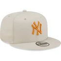 bezowa-czapka-snapback-z-plaskim-daszkiem-z-pomaranczowym-logo-9fifty-league-essential-new-york-yankees-mlb-od-new-era