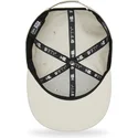 bezowa-czapka-snapback-z-plaskim-daszkiem-z-pomaranczowym-logo-9fifty-league-essential-new-york-yankees-mlb-od-new-era