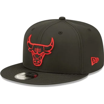 czarna-czapka-snapback-z-plaskim-daszkiem-z-czerwonym-logo-9fifty-neon-pack-chicago-bulls-nba-od-new-era