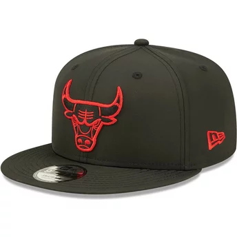 Czarna czapka snapback z płaskim daszkiem i czerwonym logo 9FIFTY Neon Pack Chicago Bulls NBA od New Era