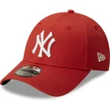ciemnoczerwona-zakrzywiona-czapka-regulowana-9forty-league-essential-new-york-yankees-mlb-od-new-era