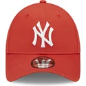 ciemnoczerwona-zakrzywiona-czapka-regulowana-9forty-league-essential-new-york-yankees-mlb-od-new-era