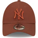 czapki-curva-brazowy-tasma-regulowana-9forty-league-essential-new-york-yankees-mlb-new-era