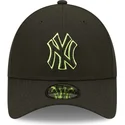 czarna-czapka-z-zakrzywionym-daszkiem-snapback-z-zielonym-logo-9forty-neon-pack-repreve-new-york-yankees-mlb-od-new-era