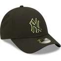 czarna-czapka-z-zakrzywionym-daszkiem-snapback-z-zielonym-logo-9forty-neon-pack-repreve-new-york-yankees-mlb-od-new-era