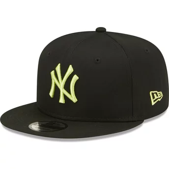 Czarna, płaskokształtna czapka snapback z zielonym logo 9FIFTY League Essential New York Yankees MLB od New Era
