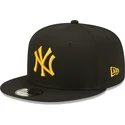 czarna-czapka-z-daszkiem-typu-snapback-z-zoltym-logo-9fifty-league-essential-new-york-yankees-mlb-od-new-era