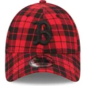 czerwona-zakrzywiona-czapka-z-regulacja-z-czarnym-logo-9forty-plaid-boston-red-sox-mlb-marki-new-era