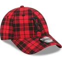 czerwona-zakrzywiona-czapka-z-regulacja-z-czarnym-logo-9forty-plaid-boston-red-sox-mlb-marki-new-era