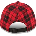 czerwona-zakrzywiona-czapka-z-regulacja-z-czarnym-logo-9forty-plaid-boston-red-sox-mlb-marki-new-era