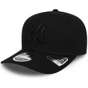 czarna-czapka-z-zakrzywionym-daszkiem-snapback-z-czarnym-logo-9fifty-tonal-stretch-snap-new-york-yankees-mlb-new-era