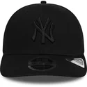 czarna-czapka-z-zakrzywionym-daszkiem-snapback-z-czarnym-logo-9fifty-tonal-stretch-snap-new-york-yankees-mlb-od-new-era