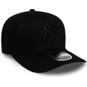czarna-czapka-z-zakrzywionym-daszkiem-snapback-z-czarnym-logo-9fifty-tonal-stretch-snap-new-york-yankees-mlb-od-new-era
