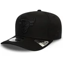 czarna-czapka-z-zakrzywionym-daszkiem-snapback-z-czarnym-logo-9fifty-tonal-stretch-snap-chicago-bulls-nba-new-era