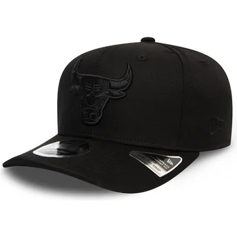 czarna-zakrzywiona-czapka-snapback-z-czarnym-logo-9fifty-tonal-stretch-snap-chicago-bulls-nba-od-new-era