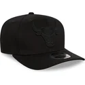 czarna-czapka-z-zakrzywionym-daszkiem-snapback-z-czarnym-logo-9fifty-tonal-stretch-snap-chicago-bulls-nba-new-era