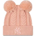 rozowa-czapka-z-pomponem-i-rozowym-logo-dla-kobiet-cuff-double-new-york-yankees-mlb-od-new-era