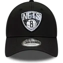 czarna-zakrzywiona-regulowana-czapka-9forty-print-infill-brooklyn-nets-nba-od-new-era