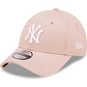 rozowa-czapka-z-zakrzywionym-daszkiem-regulowana-z-bialym-logo-9forty-league-essential-new-york-yankees-mlb-od-new-era