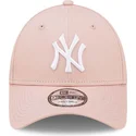 rozowa-czapka-z-zakrzywionym-daszkiem-regulowana-z-bialym-logo-9forty-league-essential-new-york-yankees-mlb-od-new-era