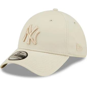 bezowa-dopasowana-czapka-z-zakrzywionym-daszkiem-z-bezowym-logo-39thirty-league-essential-new-york-yankees-mlb-new-era