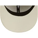 bezowa-dopasowana-czapka-z-zakrzywionym-daszkiem-z-bezowym-logo-39thirty-league-essential-new-york-yankees-mlb-new-era