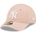 rozowa-zakrzywiona-czapka-regulowana-dla-malego-dziecka-9forty-league-essential-new-york-yankees-mlb-od-new-era