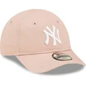 rozowa-zakrzywiona-czapka-regulowana-dla-malego-dziecka-9forty-league-essential-new-york-yankees-mlb-od-new-era