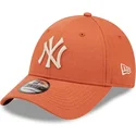 regulowana-pomaranczowa-czapka-z-zakrzywionym-daszkiem-z-bezowym-logo-9forty-league-essential-new-york-yankees-mlb-od-new-era