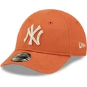 pomaranczowa-regulowana-czapka-z-zakrzywionym-daszkiem-dla-malego-dziecka-z-bezowym-logo-9forty-league-essential-new-york-yankee