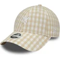 bezowa-regulowana-czapka-z-zakrzywionym-daszkiem-dla-kobiet-9forty-gingham-new-york-yankees-mlb-od-new-era