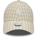 bezowa-regulowana-czapka-z-zakrzywionym-daszkiem-dla-kobiet-9forty-gingham-new-york-yankees-mlb-od-new-era