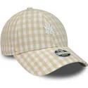 bezowa-regulowana-czapka-z-zakrzywionym-daszkiem-dla-kobiet-9forty-gingham-new-york-yankees-mlb-od-new-era