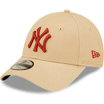 Beżowa, regulowana czapka z daszkiem dla chłopca z brązowym logo 9FORTY League Essential New York Yankees MLB od New Era
