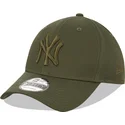 zielona-zakrzywiona-czapka-snapback-z-zielonym-logo-9forty-league-essential-new-york-yankees-mlb-od-new-era