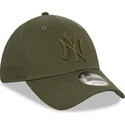 zielona-zakrzywiona-czapka-snapback-z-zielonym-logo-9forty-league-essential-new-york-yankees-mlb-od-new-era