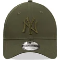 zielona-zakrzywiona-czapka-snapback-z-zielonym-logo-9forty-league-essential-new-york-yankees-mlb-od-new-era