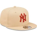 czapki-plana-bezowy-snapback-9fifty-league-essential-new-york-yankees-mlb-new-era