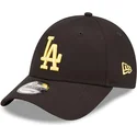 czarna-regulowana-czapka-z-zakrzywionym-daszkiem-z-zoltym-logo-los-angeles-dodgers-mlb-9forty-league-essential-od-new-era