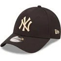 czarna-zakrzywiona-czapka-z-daszkiem-z-regulacja-i-bezowym-logo-9forty-league-essential-new-york-yankees-mlb-od-new-era