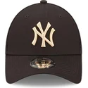 czarna-zakrzywiona-czapka-z-daszkiem-z-regulacja-i-bezowym-logo-9forty-league-essential-new-york-yankees-mlb-od-new-era
