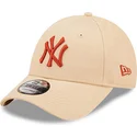 bezowa-regulowana-czapka-z-zakrzywionym-daszkiem-z-brazowym-logo-9forty-league-essential-new-york-yankees-mlb-od-new-era