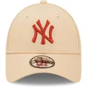 bezowa-regulowana-czapka-z-zakrzywionym-daszkiem-z-brazowym-logo-9forty-league-essential-new-york-yankees-mlb-od-new-era