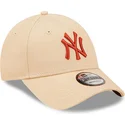 bezowa-regulowana-czapka-z-zakrzywionym-daszkiem-z-brazowym-logo-9forty-league-essential-new-york-yankees-mlb-od-new-era