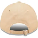 bezowa-regulowana-czapka-z-zakrzywionym-daszkiem-z-brazowym-logo-9forty-league-essential-new-york-yankees-mlb-od-new-era